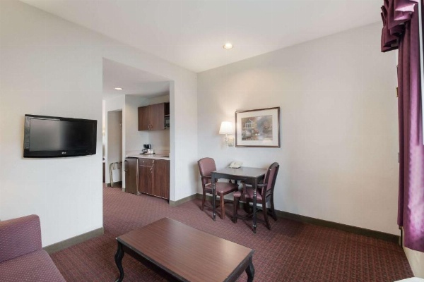Quality Inn Grand Suites Bellingham image 9